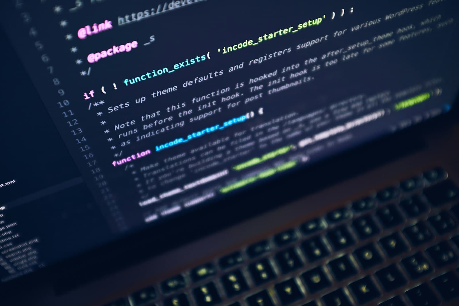 Code van een WordPress-thema op een laptopscherm