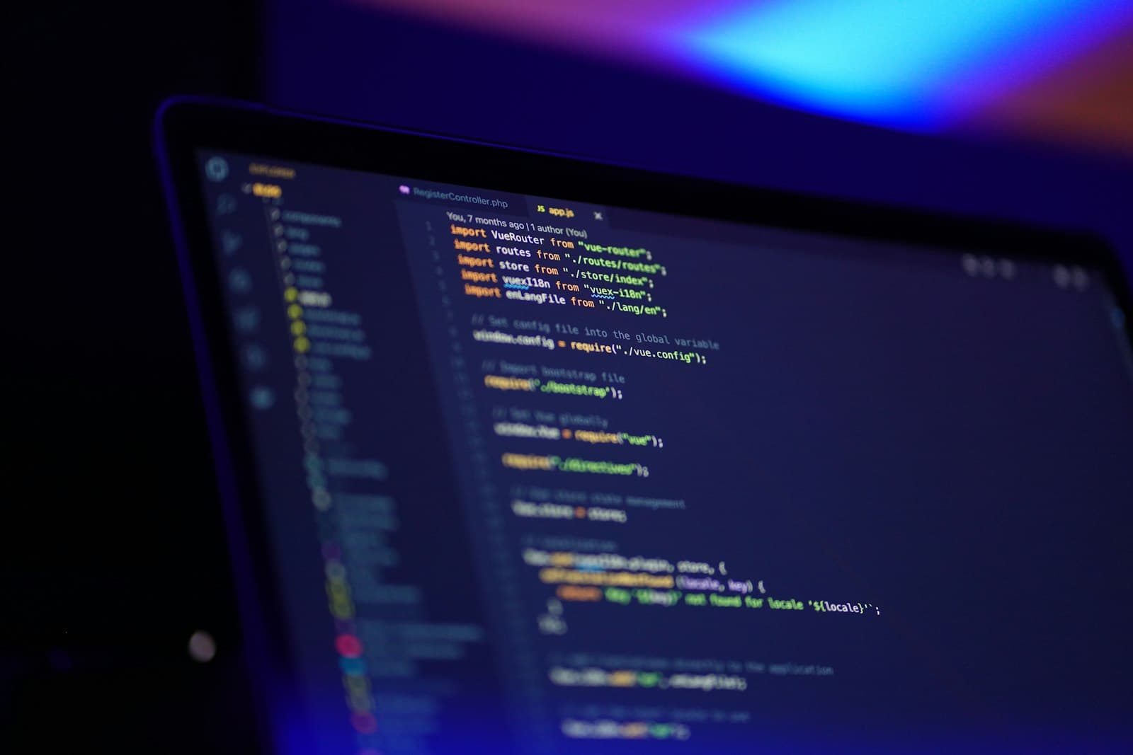 Programmeercode op een laptopscherm, symbool voor het continu bijhouden van een WordPress-website