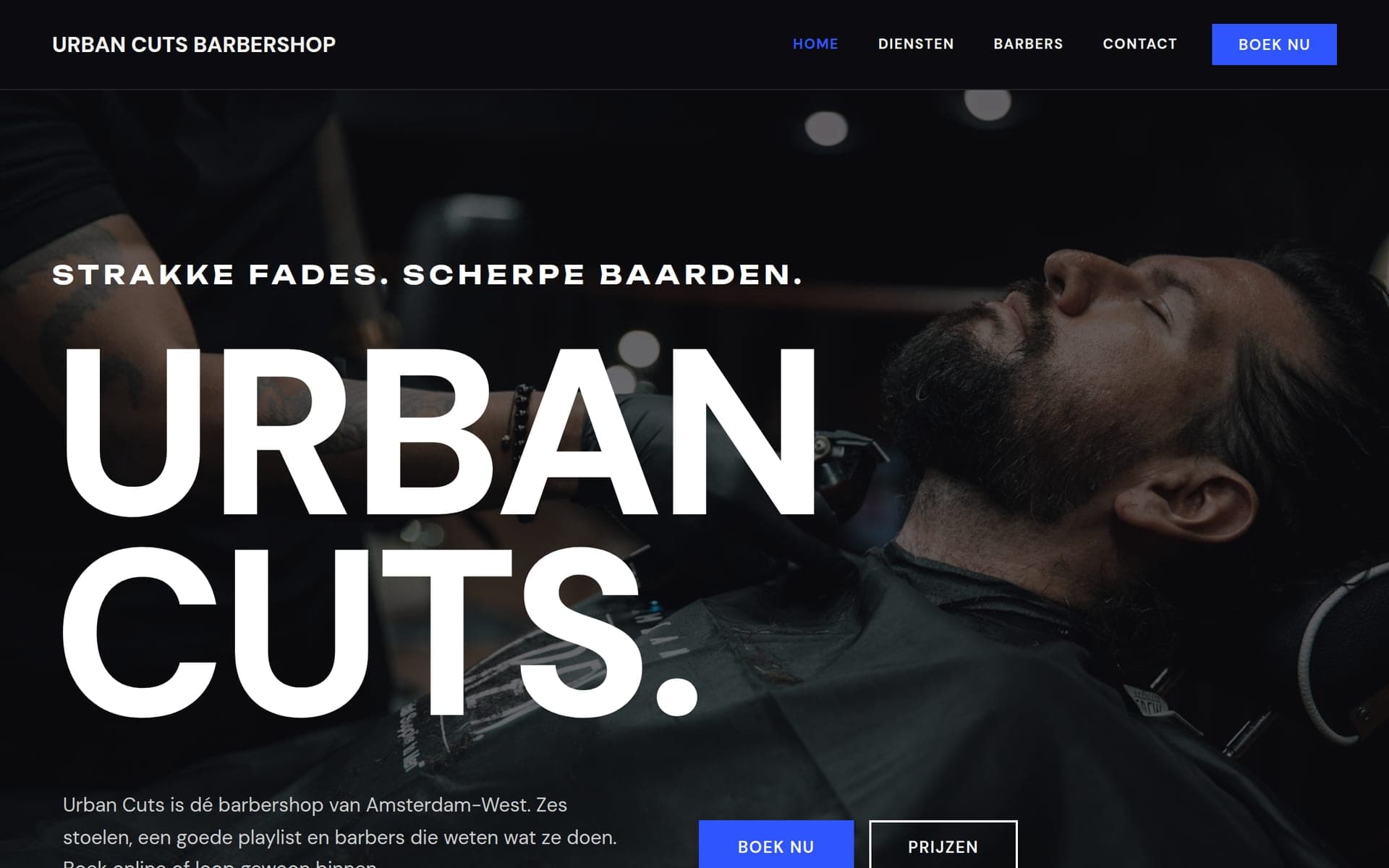 Voorbeeldwebsite van een barbershop, gebouwd met de webbuilder, op een computerscherm