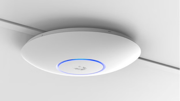 UniFi access point tegen het plafond, voor naadloze wifi-dekking door het hele pand